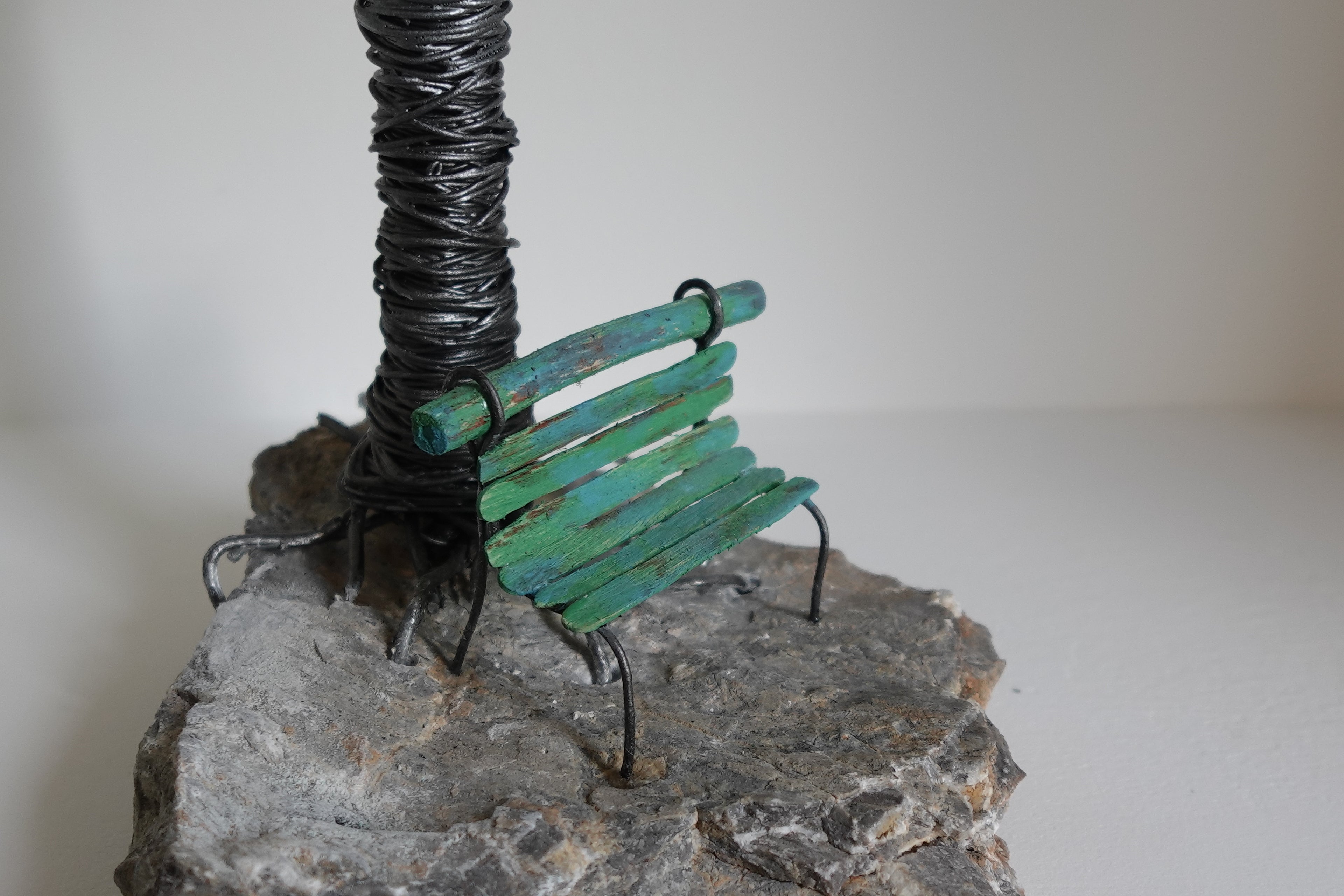 L’Arbre et son Petit Banc de Bois